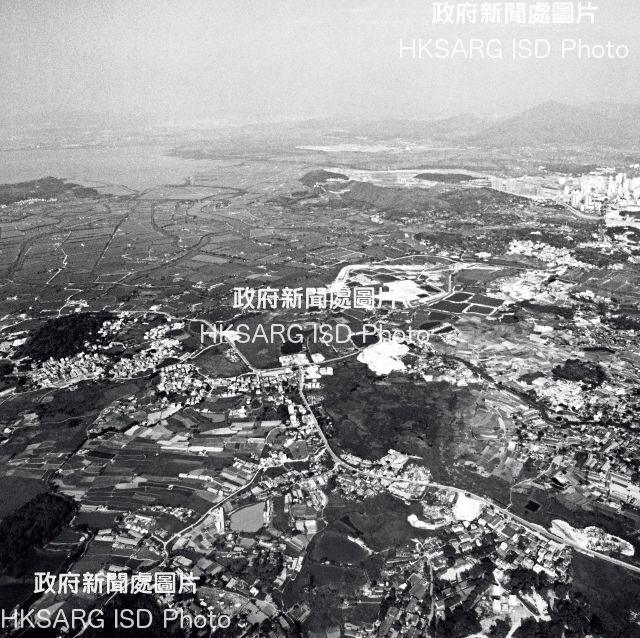 Tin Shui Wai's total development area of 430 hectares is planned to house 306,000 people and currently has about 290,000. Development began in 1987 with reclamation in Deep Bay. Tin Shui Wai today and in the 1980s. (20A Photo Book)