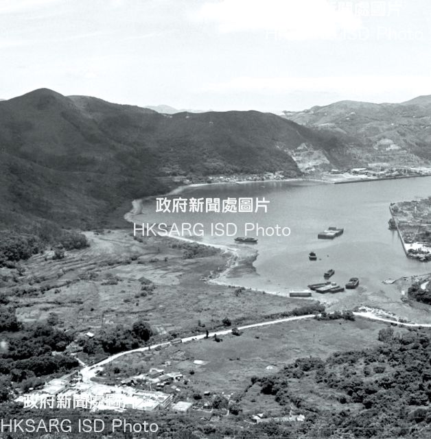 Tseung Kwan O in Sai Kung District has a total development area of about 1,718 hectares. It houses about 396,000 residents, with a planned population of 445,000 in the reclaimed Junk Bay. Tseung Kwan O today and in the 1980s. (20A Photo Book)