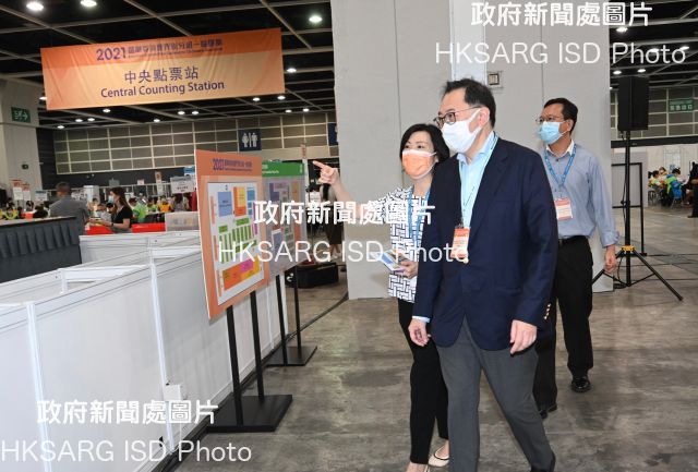 The Chairman of the Electoral Affairs Commission, Mr Justice Barnabas Fung Wah (second right), accompanied by the Chief Electoral Officer, Mr Yung Ying Fai (first right), visits the central counting station of the 2021 Election Committee Subsector Ordinary Elections at the Hong Kong Convention and Exhibition Centre today (September 18) to inspect the preparatory work for the elections.