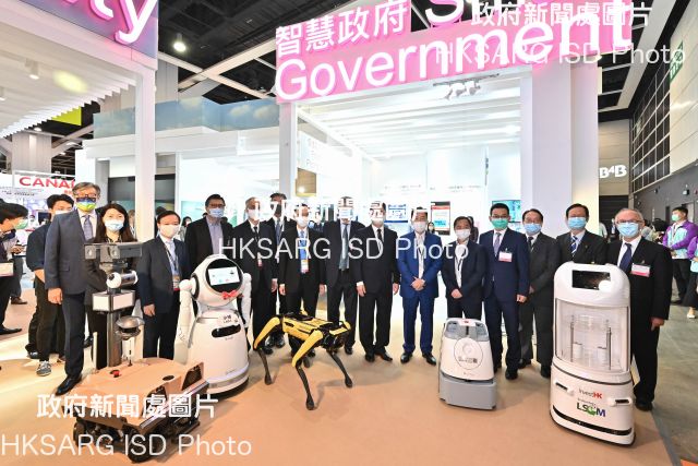 The Secretary for Innovation and Technology, Mr Alfred Sit (seventh right), joins a group photo with Deputy Executive Director of the Hong Kong Trade Development Council Mr Benjamin Chau (sixth right); the Chairman of the Hong Kong Electronic & Technologies Association, Mr Victor Choi (centre); and the Government Chief Information Officer, Mr Victor Lam (seventh left), at the Smart Government Pavilion at the International ICT Expo today (October 27).