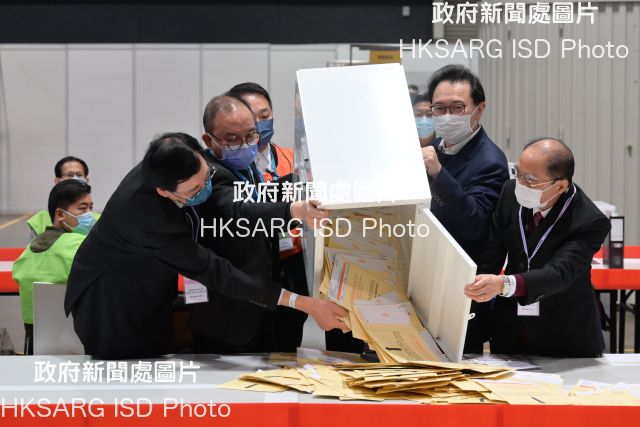 The Chairman of the Electoral Affairs Commission (EAC), Mr Justice Barnabas Fung Wah (second right), and the Secretary for Constitutional and Mainland Affairs, Mr Erick Tsang Kwok-wai (second left), emptied a ballot box at the central counting station at the Hong Kong Convention and Exhibition Centre for the 2021 Legislative Council General Election last night (December 19). Also present were EAC members Mr Arthur Luk, SC (first right) and Professor Daniel Shek (first left).