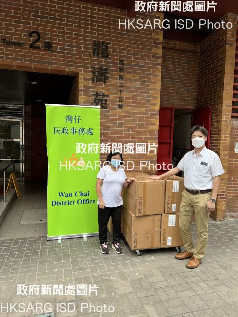 The Wan Chai District Office today (July 18) distributed COVID-19 rapid test kits to households, cleansing workers and property management staff living and working in Dragon Centre for voluntary testing through the property management company.