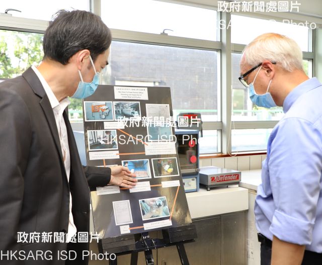 The Secretary for Environment and Ecology, Mr Tse Chin-wan (right), visited Man Kam To Food Control Office under the Centre for Food Safety of the Food and Environmental Hygiene Department last week to learn about the surveillance and inspection of food imported from the Mainland.