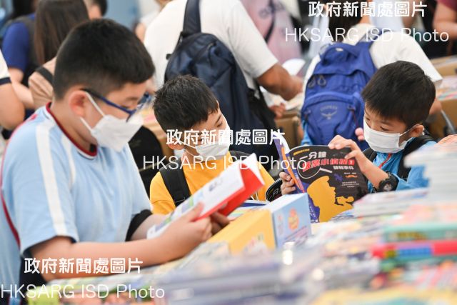 As the first large-scale public event organised by the Hong Kong Trade Development Council this year, the 32nd edition of the Hong Kong Book Fair (July 20 - 26) is aiming to bring positive energy to the city and open a new chapter for the Meetings, Incentives, Conventions and Exhibitions sector, which has been hit hard by the global pandemic. Under the theme of "History and City Literature", this year's Book Fair includes four major exhibitions and a total of over 600 seminars and cultural activities at the Hong Kong Convention and Exhibition Centre.
