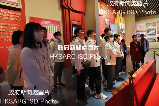 ​The National Security Education Study Tour organised by the Hong Kong Special Administrative Region Government concluded and returned to Hong Kong this afternoon (April 4). Seventy-five principals, teachers and students from 17 secondary schools conducted a study visit to Beijing, Shanghai and Hangzhou from March 29 to April 4, 2024. Photo shows members of the study tour touring the Museum of the Communist Party of China.