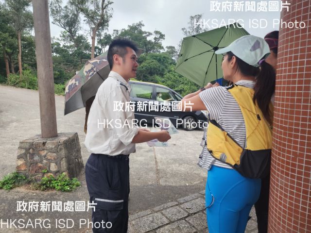 The Agriculture, Fisheries and Conservation Department (AFCD) is mounting a joint operation with the Hong Kong Police Force this weekend (April 6 and 7) to enhance promotion of do's and don'ts when encountering monkeys in country parks. Photo shows an AFCD staff distributing leaflets to visitors regarding the do's and don'ts when encountering monkeys and to combat illegal feeding of monkeys and other wild animals in Kam Shan Country Park today (April 6).