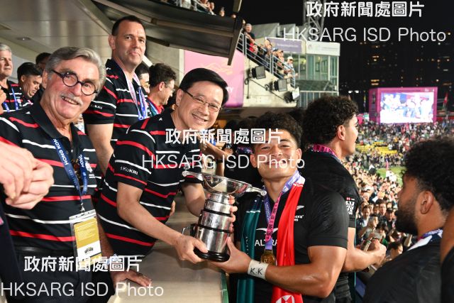 The Chief Executive, Mr John Lee, attended the Cathay/HSBC Hong Kong Sevens 2024 at the Hong Kong Stadium today (April 7). Photo shows Mr Lee (second right) presenting the trophy to the World Rugby Sevens Series Cup Men’s champions, New Zealand.