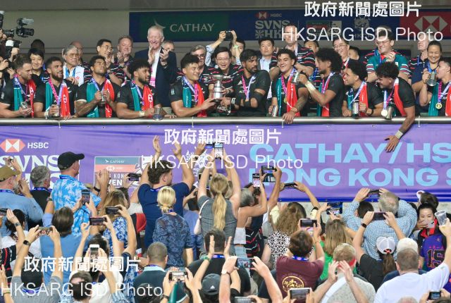 The Chief Executive, Mr John Lee, attended the Cathay/HSBC Hong Kong Sevens 2024 at the Hong Kong Stadium today (April 7). Photo shows Mr Lee (second row, fifth right) presenting the trophy to the World Rugby Sevens Series Cup Men's champions, New Zealand.
