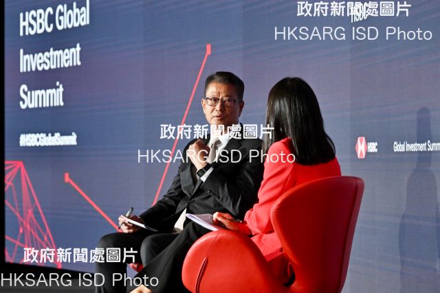 The Financial Secretary, Mr Paul Chan, attended HSBC Global Investment Summit today (April 8). Photo shows Mr Chan (left) speaking at an exchange session.