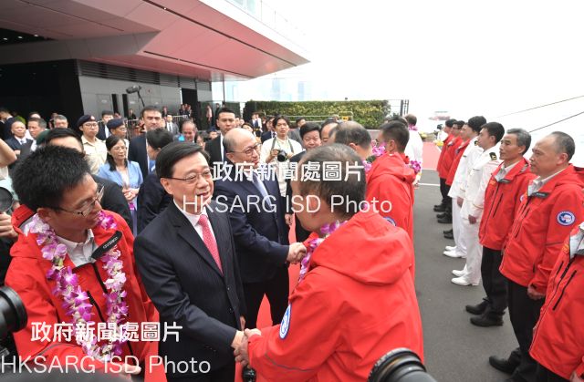 The Chief Executive, Mr John Lee, attended the Xuelong 2 Welcome Ceremony today (April 8). Photo shows Mr Lee (second left) and the Director of the Liaison Office of the Central People's Government in the Hong Kong Special Administrative Region, Mr Zheng Yanxiong (third left), welcoming crew members of Xuelong 2 to Hong Kong at Ocean Terminal in Tsim Sha Tsui. 

