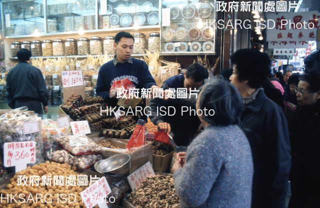 Pix of People Buying Dry Food for Lunch New Year
